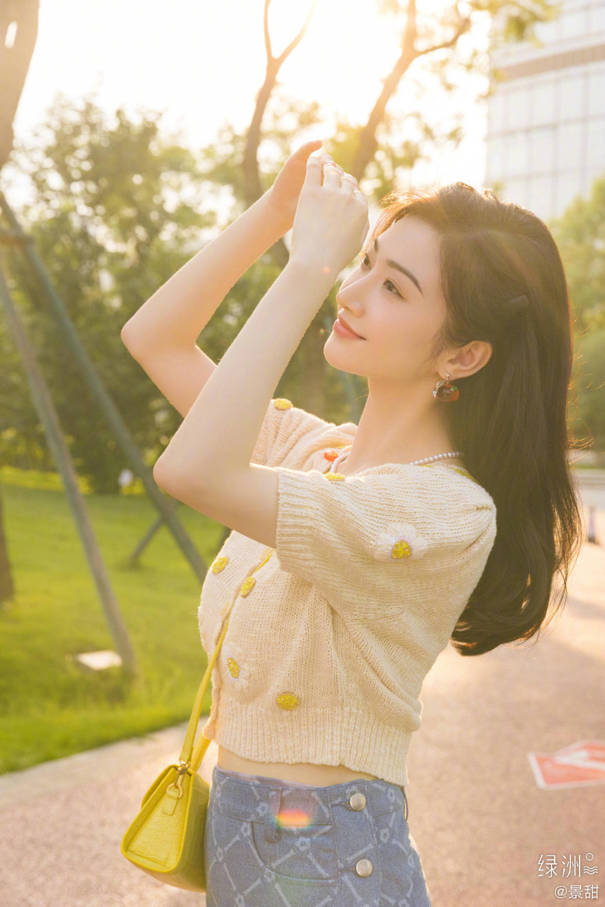 因为女明星拍照的两种状态，摆拍妆容精致还精修，自拍素颜且直男角度