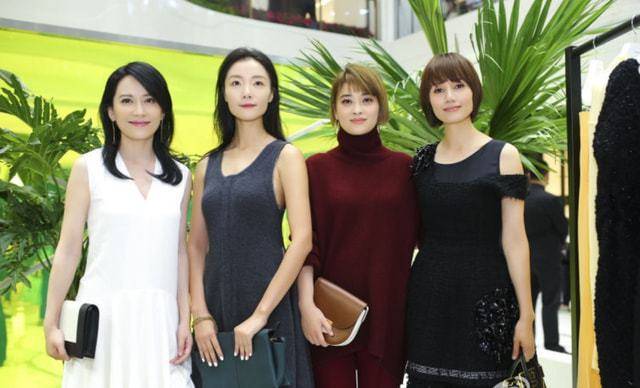 黑色 明星喜欢“乱穿衣”，袁泉同框梅婷穿搭两个季节，让人看不懂