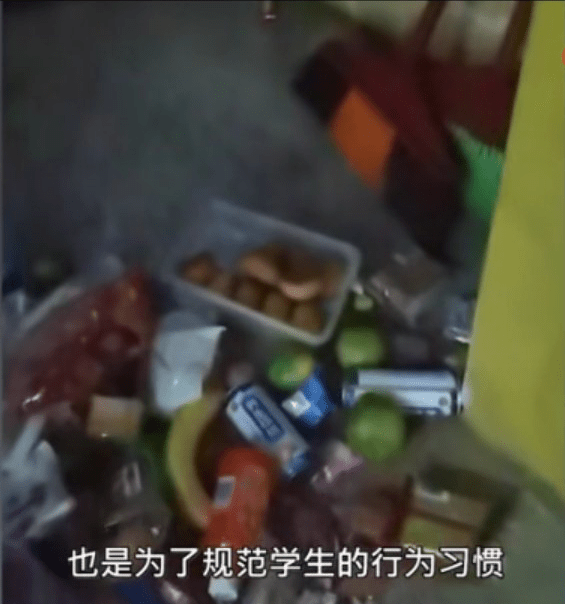 食品|继“喝11瓶奶”事件后,又有学校保安没收月饼,扔了一地让人心疼