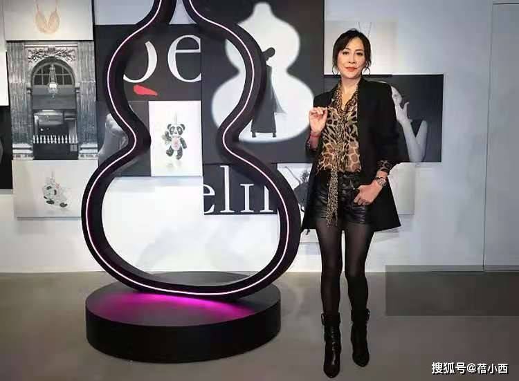 套装 “刘嘉玲”真厉害，穿豹纹衬衫混搭皮裤+黑丝袜，比年轻人还敢穿