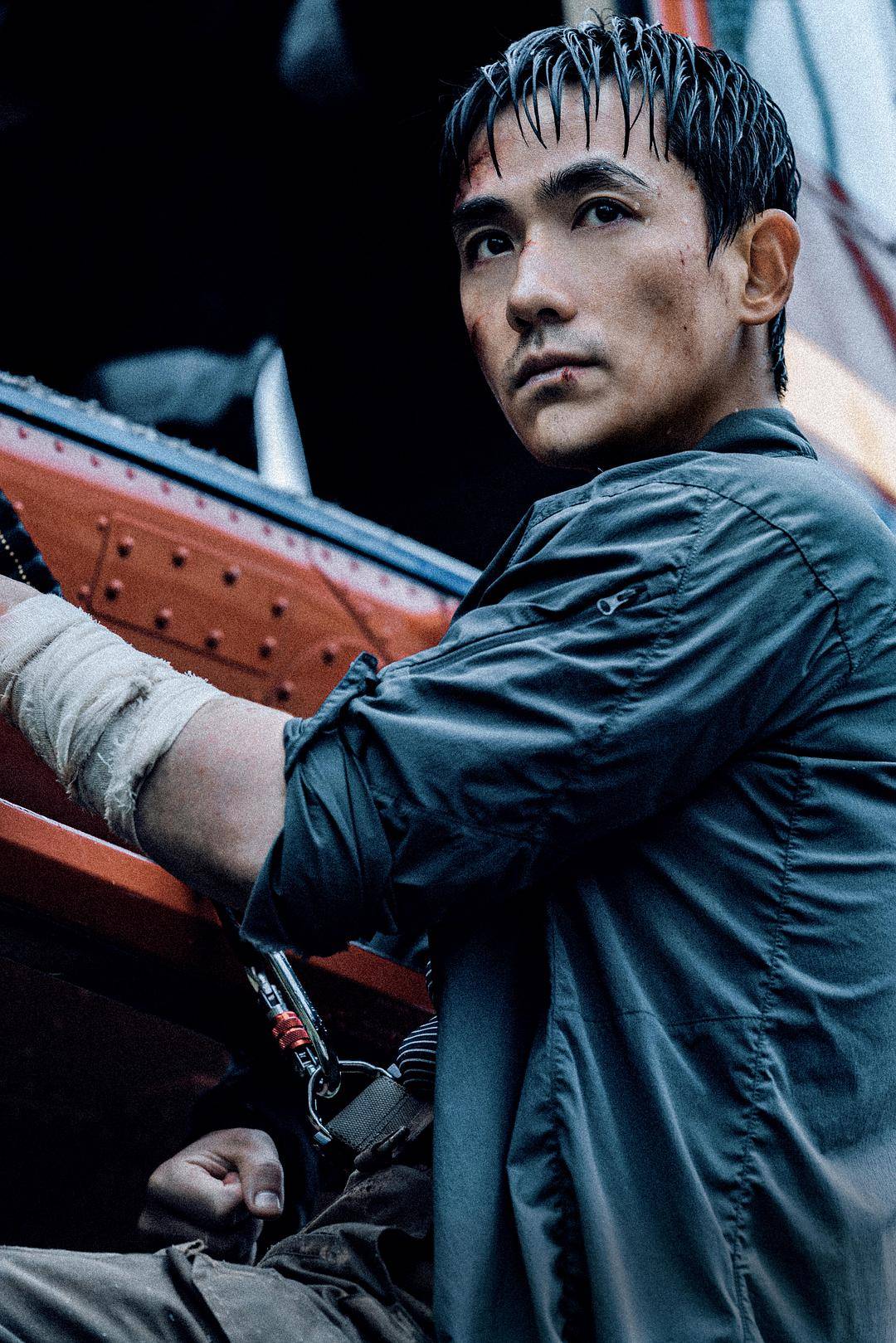 国产|《峰爆》：煽情的眼泪滤镜，到底蒙蔽了什么？