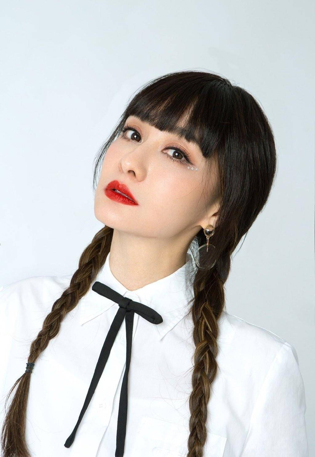 气质 47岁陈德容让人无地自容,穿学生制服,大把年纪比95后还要嫩