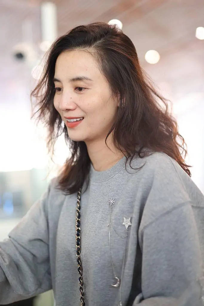 宋佳挺 宋佳挺有自信，穿搭低调素颜走机场，有了“阿姨”味道气质却高级