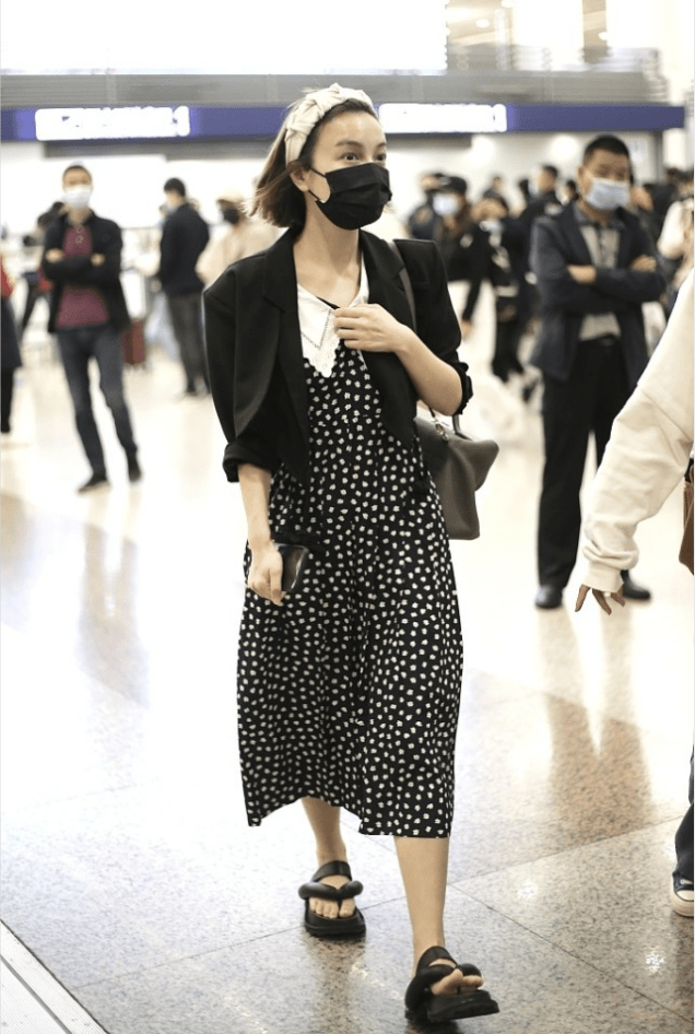 刘海 吴昕素颜也不丑，就是不梳刘海显得额头有点大，但穿着打扮仍精致