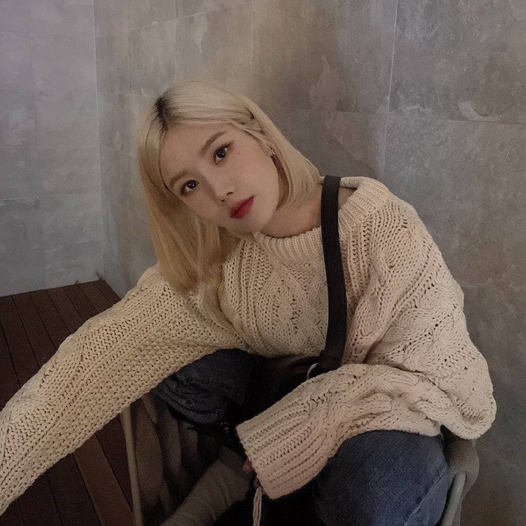 毛衣 IZONE最新私服照太养眼！成员穿搭风格迥异，金珉周无惧秀素颜