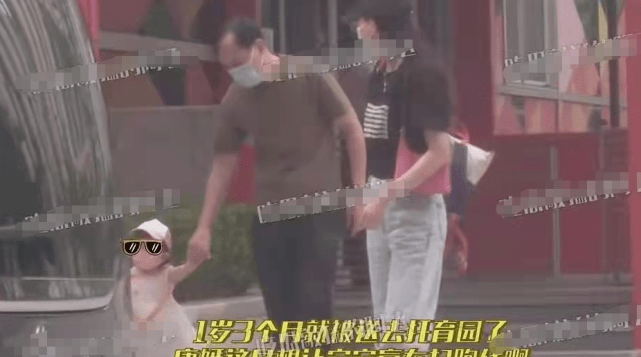 身材 唐嫣放下巨星架子！穿休闲装接女儿放学，娃才一岁多就到妈妈膝盖