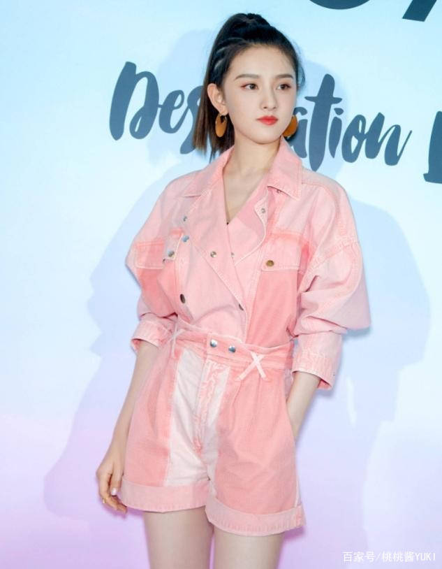 个性 宋祖儿这气质我服了，素颜穿“奶奶裙”走机场，把土味穿出时尚感