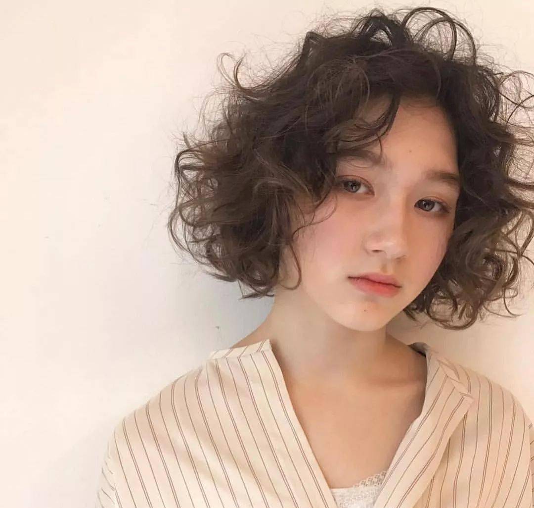 发型不管多大年纪的女人，这3种发型要少留，尤其第1个，显老土气
