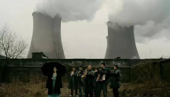 钢琴|豆瓣8.5，荒诞又真实，这样的国产片光砸钱拍不出