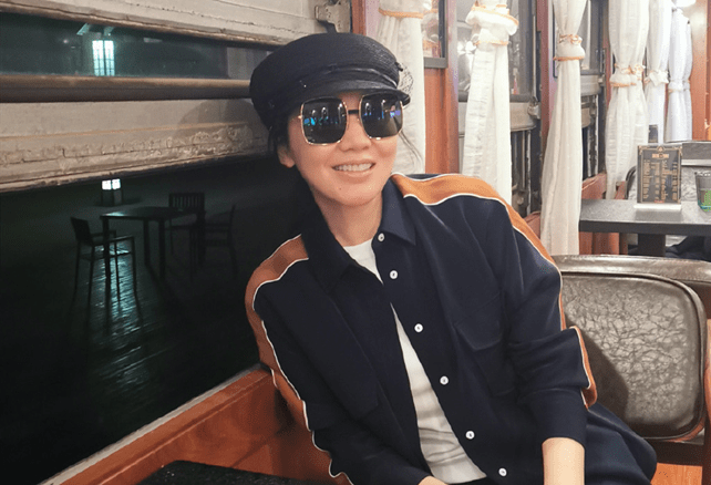 闫妮 闫妮生活照曝光，穿长裙戴头箍打扮甜美，50岁纯素颜比女儿还年轻