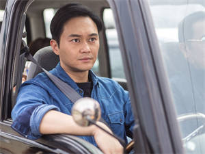 人形|张智霖被其他哥哥在地上拖来拖 网友形容他是人形拖把