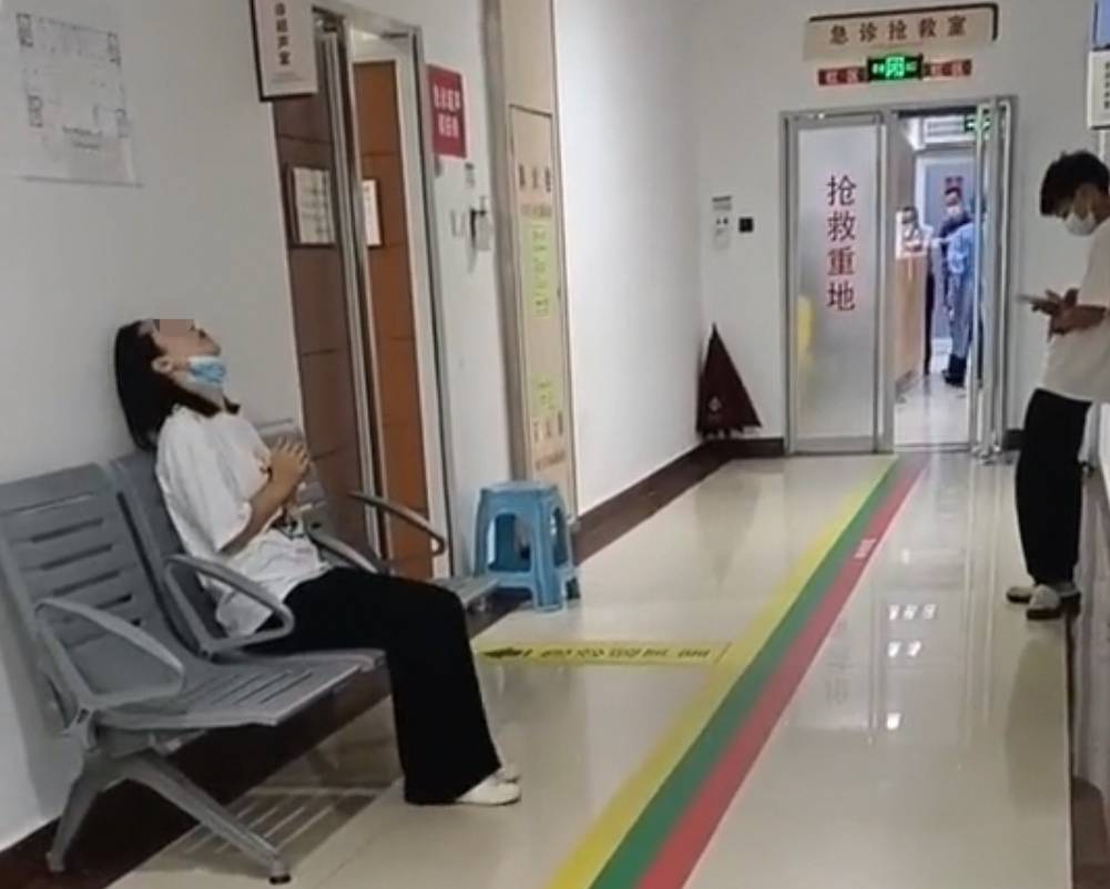 原创深圳一幼童被粗心父母锁车里一天窒息身亡，妈妈双手合十闭眼祷告