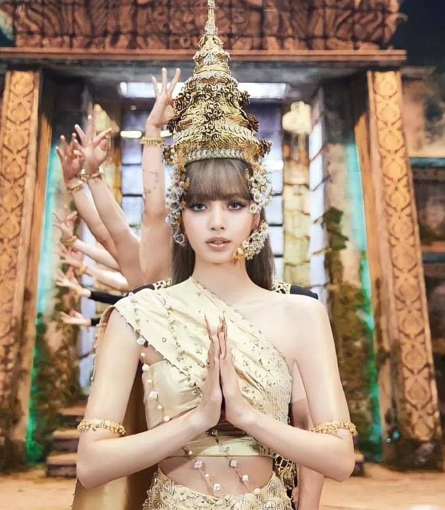 lisa金晓钟造型太离谱，lisa被嘲发际线堪忧？