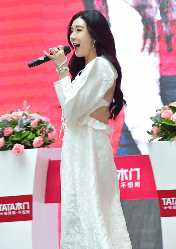 后背 周韦彤不仅人美还挺“敢穿”，小白裙都选露后背的，这心机太足了