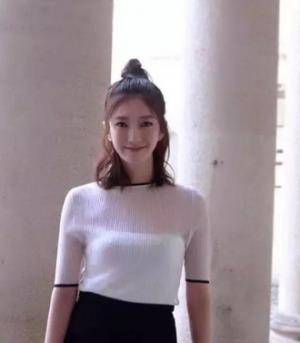 棕色 清新有活力的半扎发,半扎起的丸子头清爽干净,十分的甜美迷人