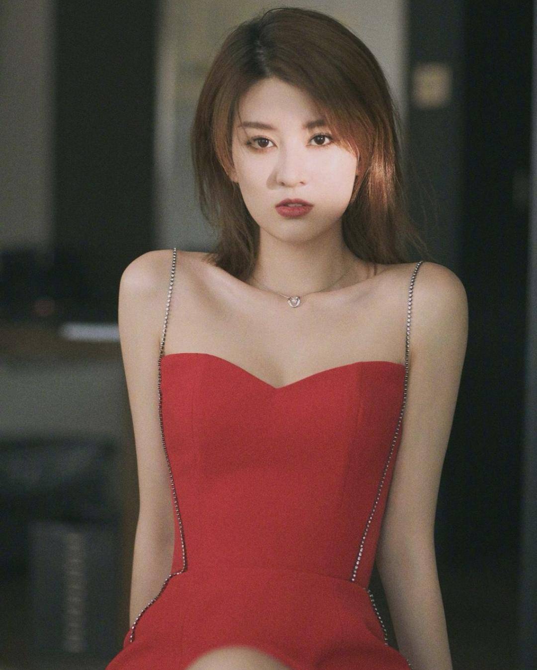 身材 我被乔欣的“括号臀”迷住了，穿紧身抹胸连衣裙，大胆秀出腰臀比