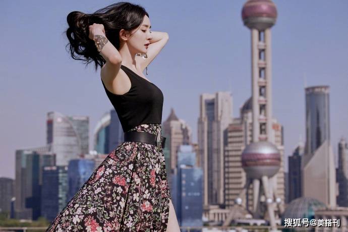 黑色 你可以永远相信杨幂的生图，穿开叉印花裙，美艳型姐姐好久没见了