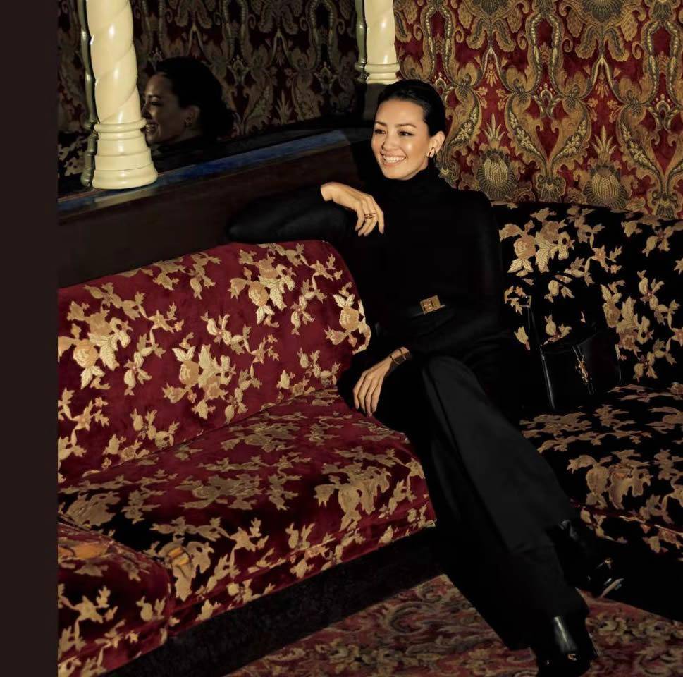 曲线 穿对黑色,我有一套!大女人风的“黑色穿搭”大赏,40+女人必学