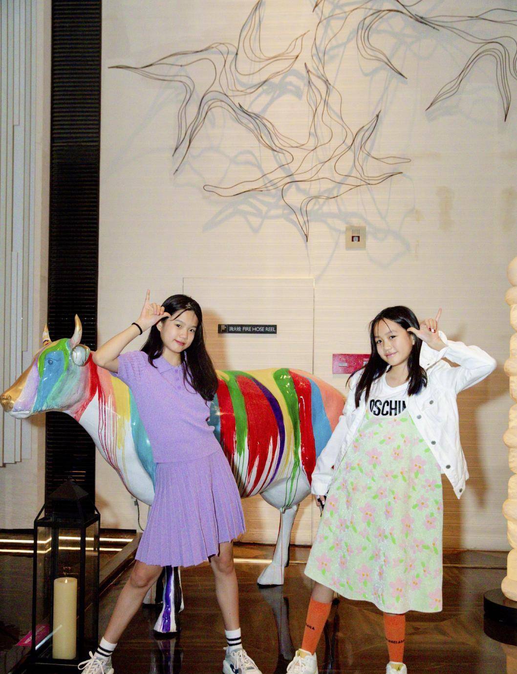 姐妹 钟丽缇两个小女儿，穿“家居服”拍照似大片，遗传了妈妈的好基因