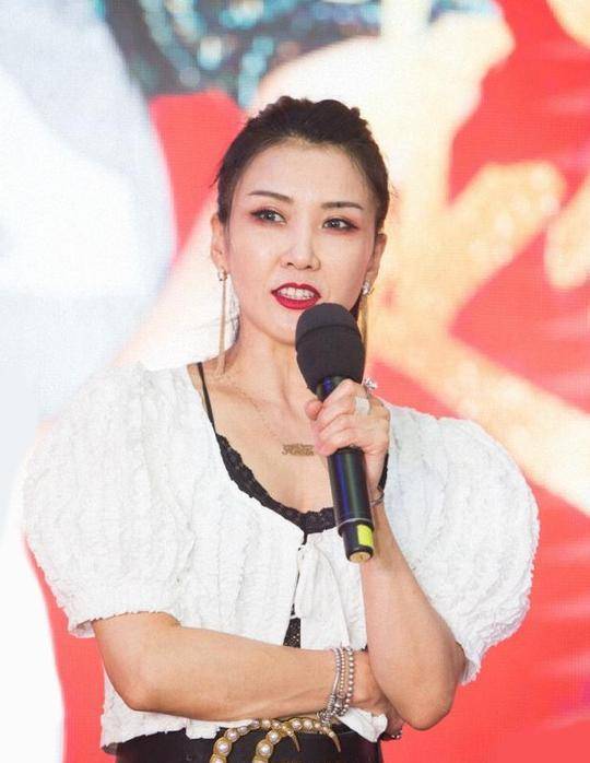 王蓉 王蓉的衣品真独特，穿泡泡袖配皮裙，上面少女，下面熟女