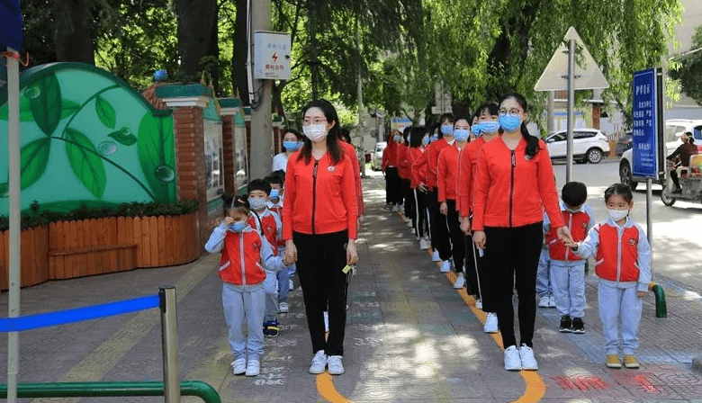 成本|多地幼儿园现状,从门庭若市到门可罗雀,终于理解为何鼓励三胎了