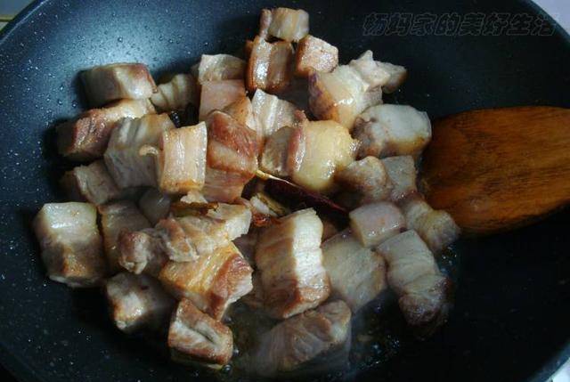 在家做红烧肉还用焯水吗 31eeca2f01484462b43e310048a0571d.jpeg