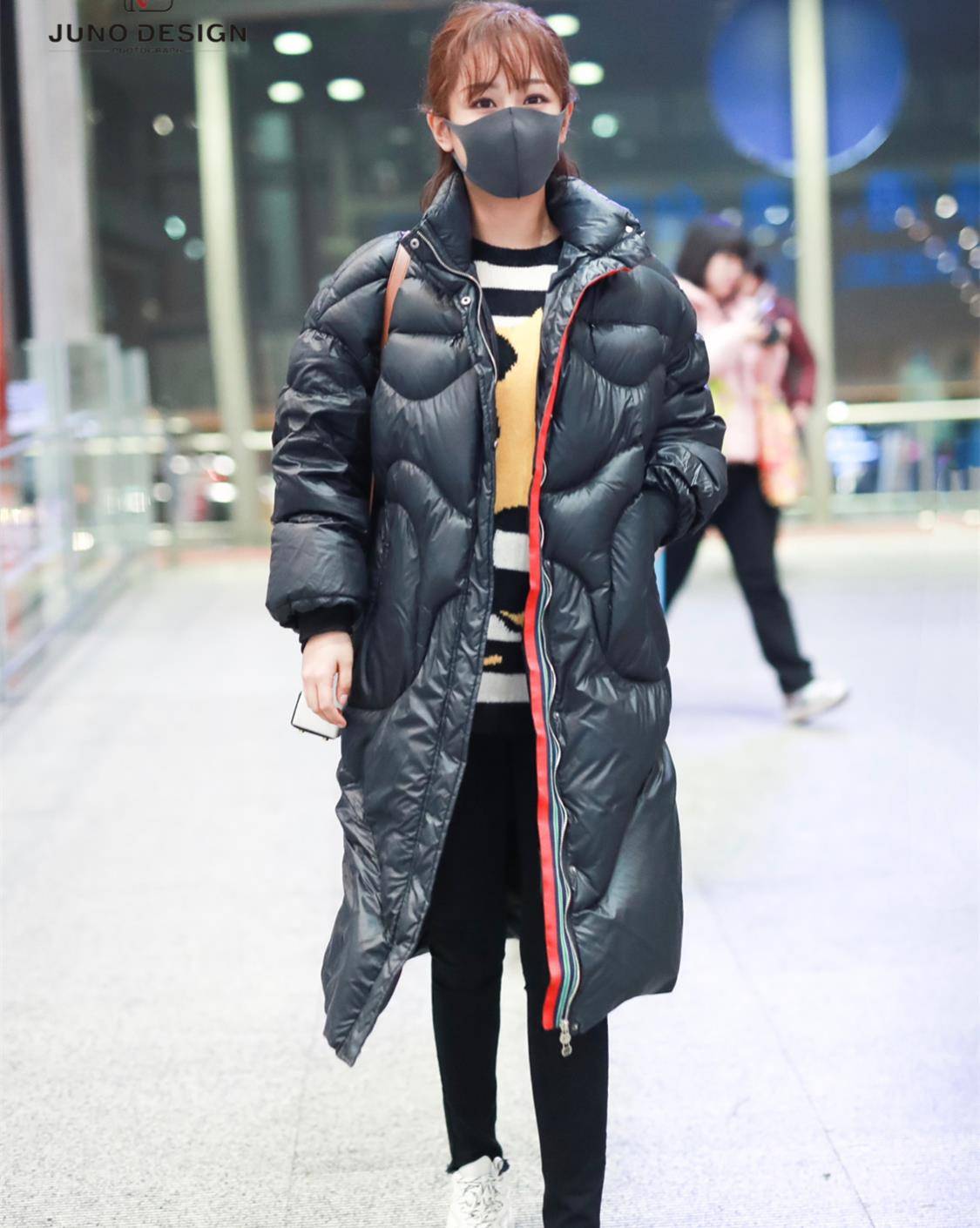 黑色 杨紫现身机场，再穿羽绒服配卫衣，要温度不要风度？