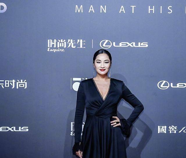 黑色 瞿颖终于减肥成功,身材恢复了,但是却被黑肤色抢了风头