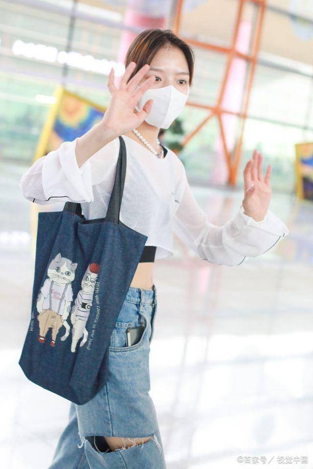 身材 “徽柔公主”任敏素颜清新亮相 露小蛮腰秀身材挥手告别超乖巧