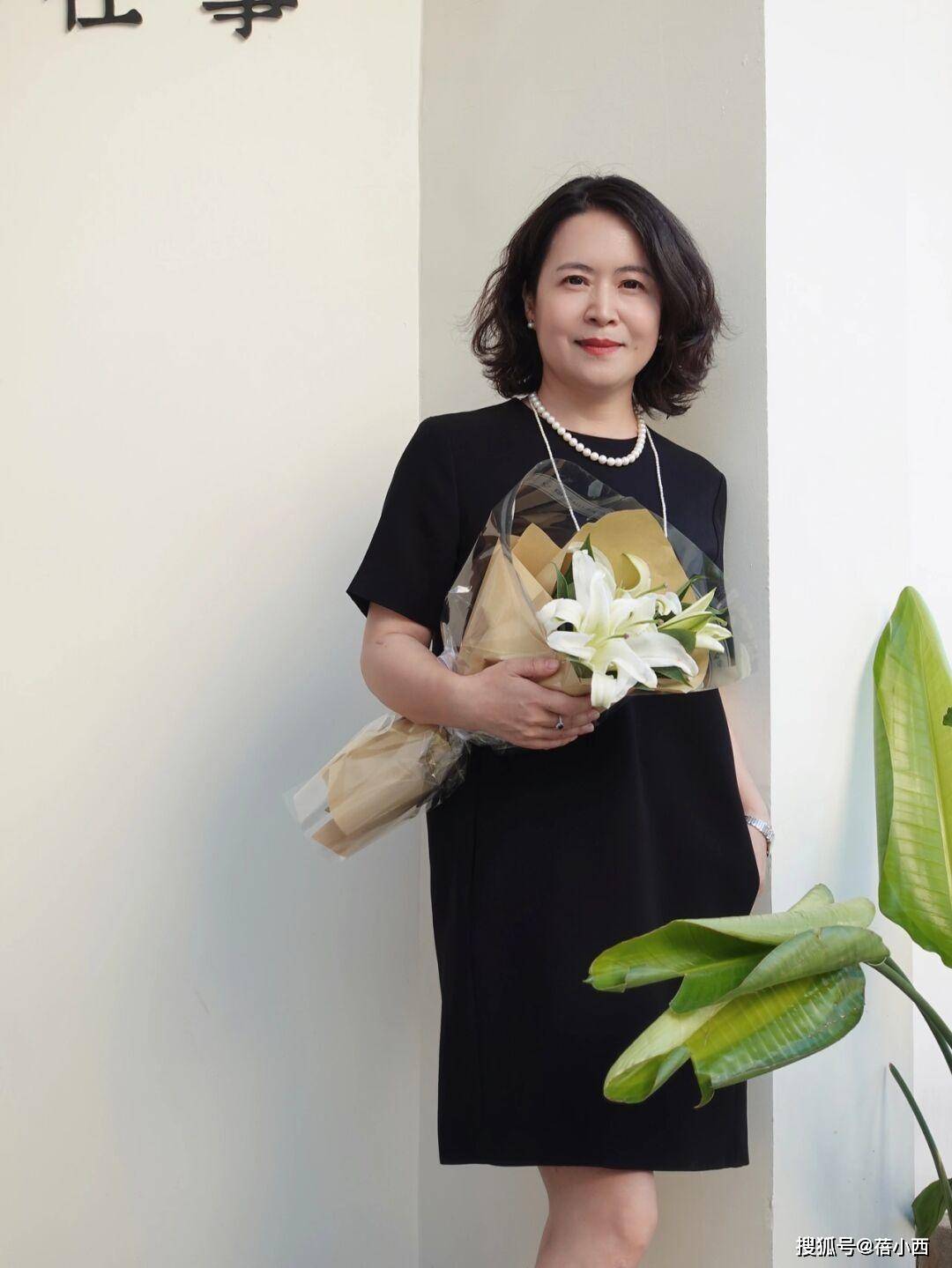 黑色 这才是50岁普通女性的穿衣典范，优雅高级显气质，岁月从不败美人