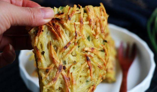 做法|土豆丝换种做法,简单4步做成懒人早餐,酥脆又好看