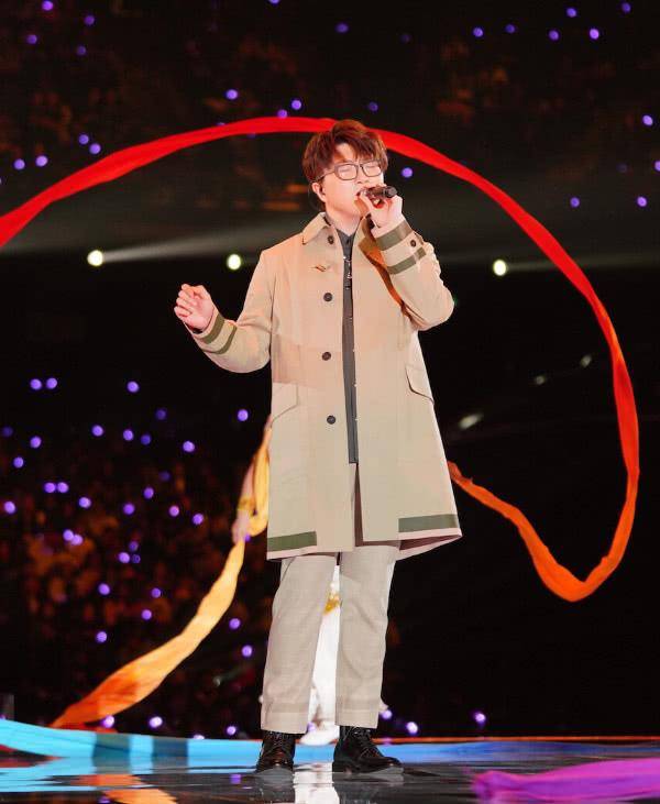 因为 毛不易这操作我服了,围巾当裙子用,耳机线太长原来可以这样做