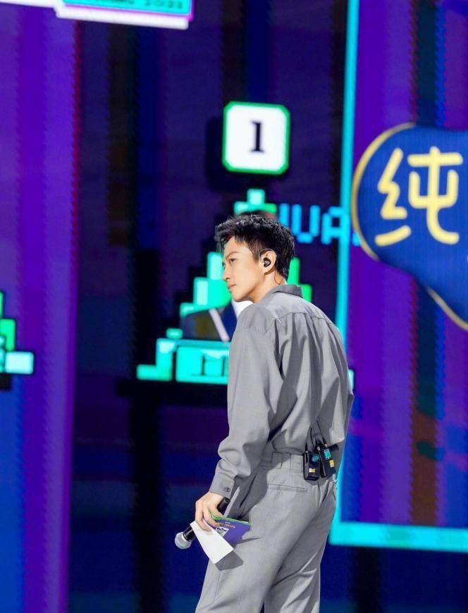 设计 邓超哪儿像俩娃爸？穿蓝灰色连体裤绅士感十足，身材线条相当出众