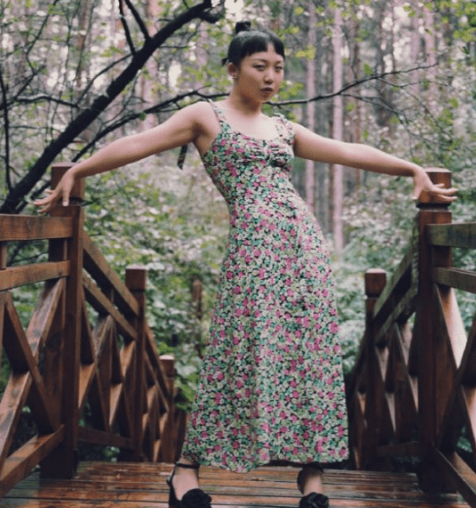 设计 辣目洋子掀起微胖新潮流，肉感身材也敢穿吊带，别有一番独特韵味