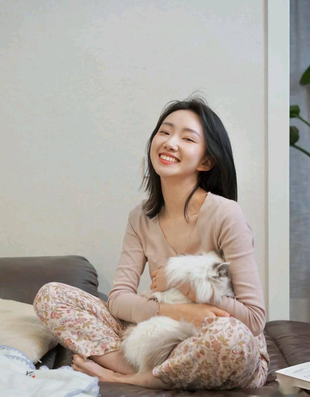 女孩子要想皮肤越来越年轻，尽量避免这5个坏习惯
