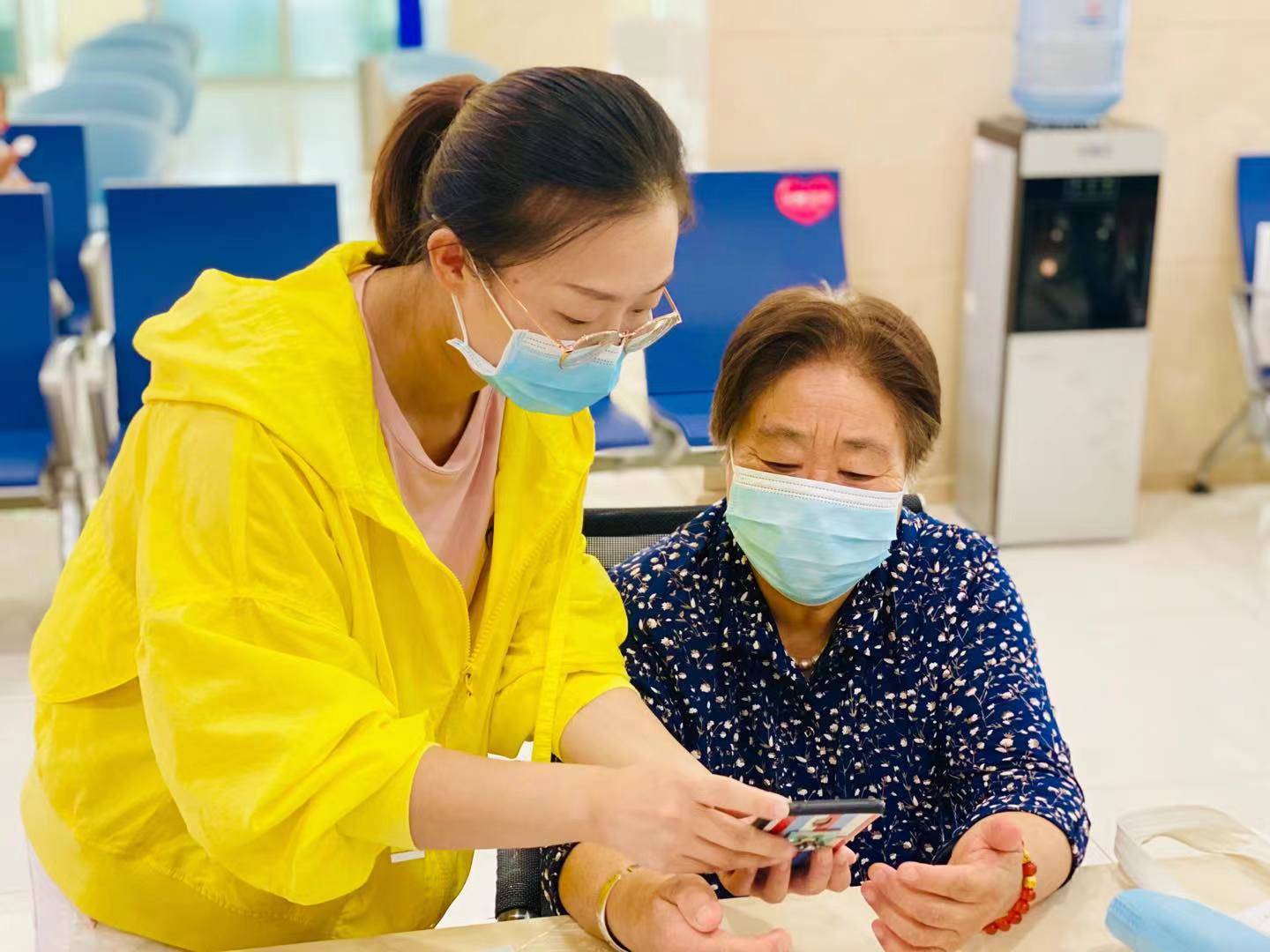 快时代也有慢关怀中国太保寿险新疆分公司用有温度的服务关爱老年客户