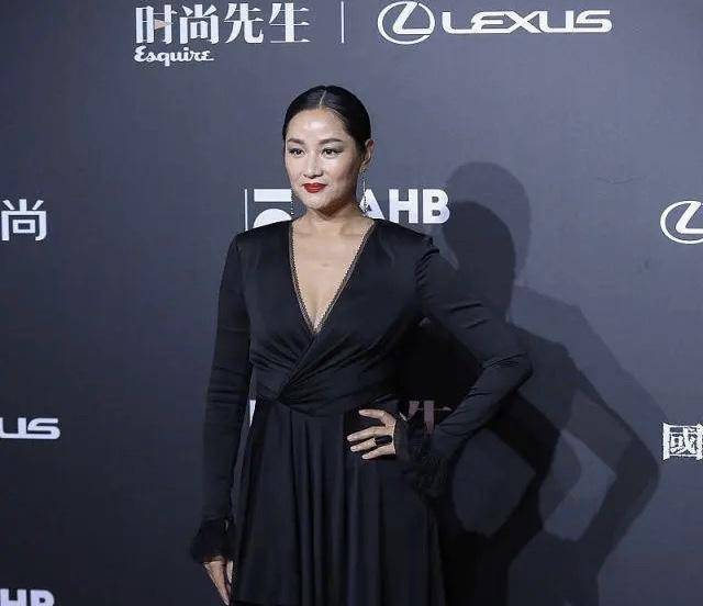 黑色 瞿颖终于减肥成功,身材恢复了,但是却被黑肤色抢了风头