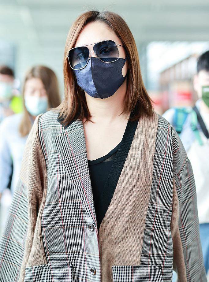 元素 阿娇胖到不敢认，走机场穿格纹西装藏不住圆鼓鼓肚子，但气场仍在