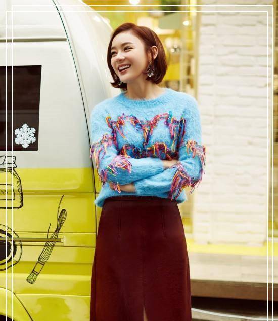 毛衣 袁姗姗再穿黄卫衣秀少女感!不过多加件白大衣,减龄效果就翻倍!