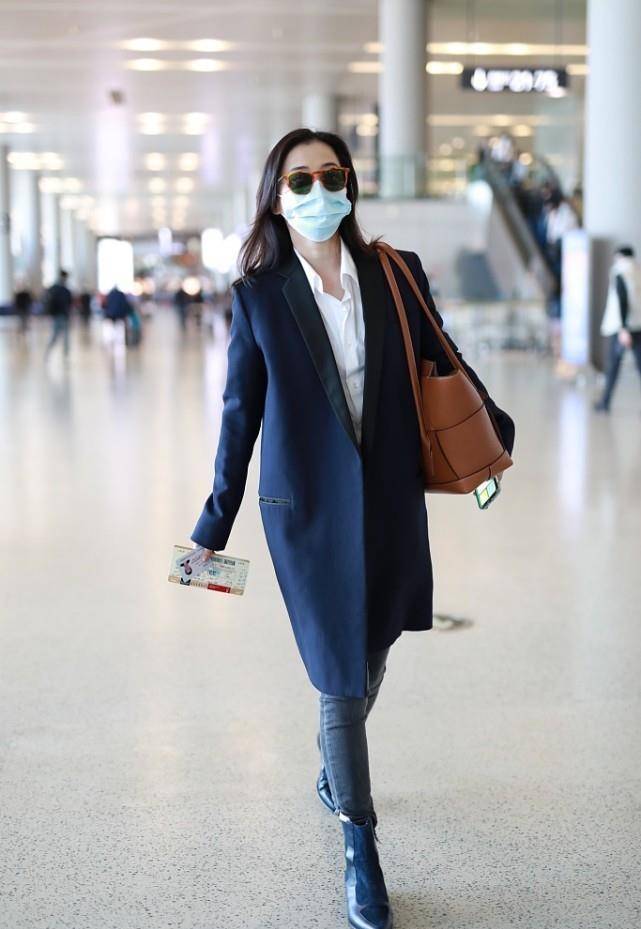 大包 梅婷戴墨镜气势好强，穿直筒大衣背大包，赶路的样子都带着名媛感