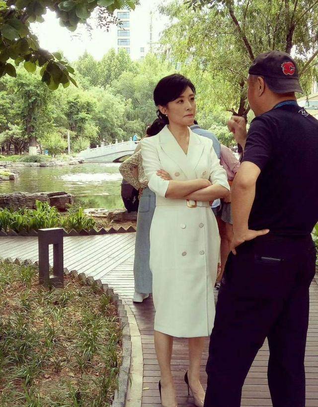 条纹 52岁周涛素颜现身，白发和眼纹显老态，穿连体裤露排骨腰却救了她