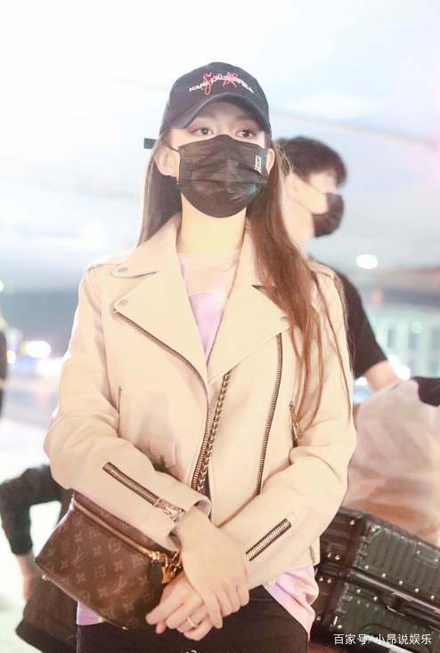 郎朗官 产后就不秀身材了？吉娜宽松外套挡腰线，紧身牛仔裤暴露真实身材