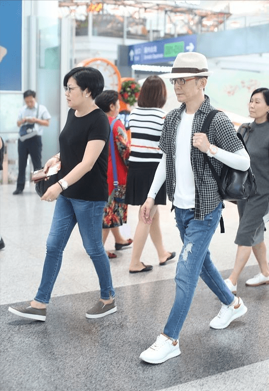 形象 哈文和女儿的状态真不错，一个染红发潇洒大气，一个似时尚博主
