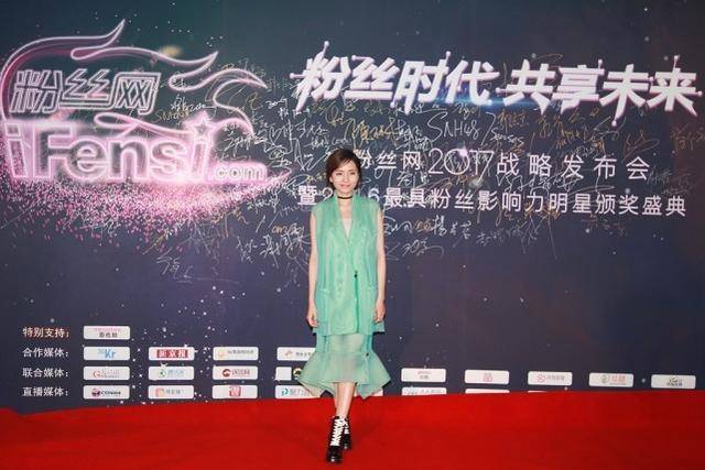马甲 刘惜君不是传统意义上的美女，但气质太好了，绿色马甲穿出高级感