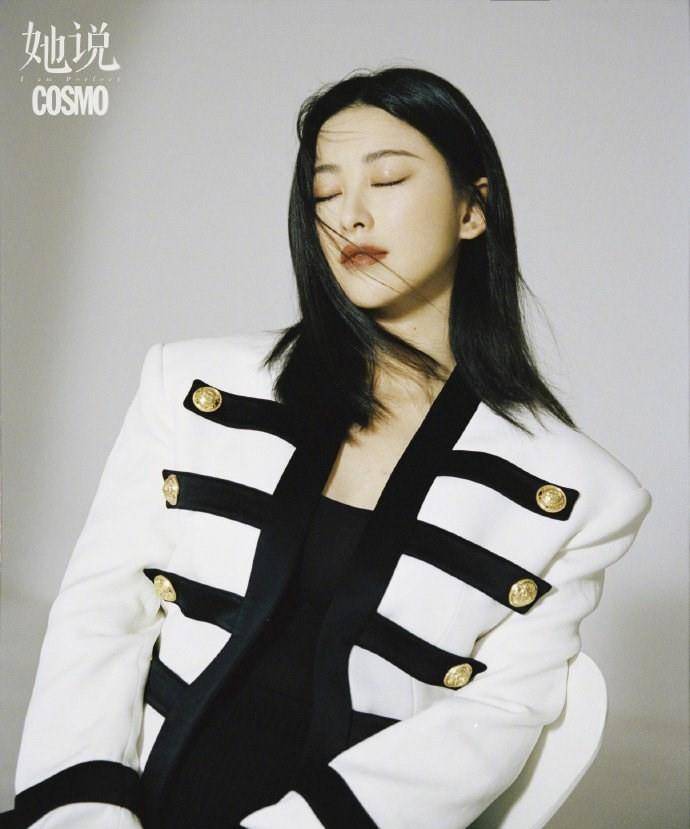 服装 怀孕的朱珠仍时髦,挺孕肚拍时尚大片女人味十足,双腿纤细真难得