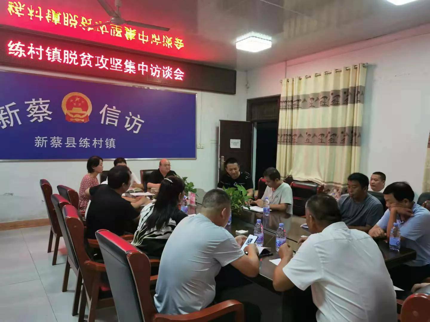 会上,该镇党委书记张国辉采用随机抽查,逐一点评的方式,围绕乡村振兴