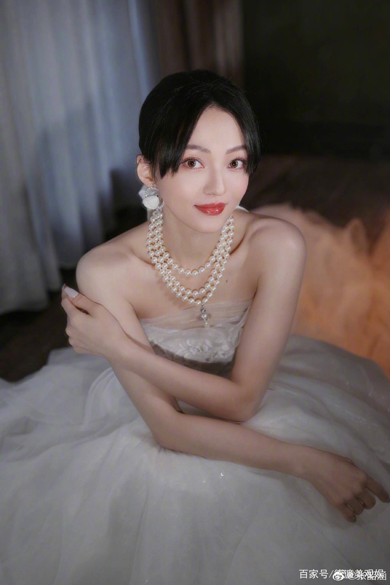 胡杏儿 大湾区中秋晚会：温碧霞露肩妩媚，赵丽颖又仙又欲，舒淇惊艳全场