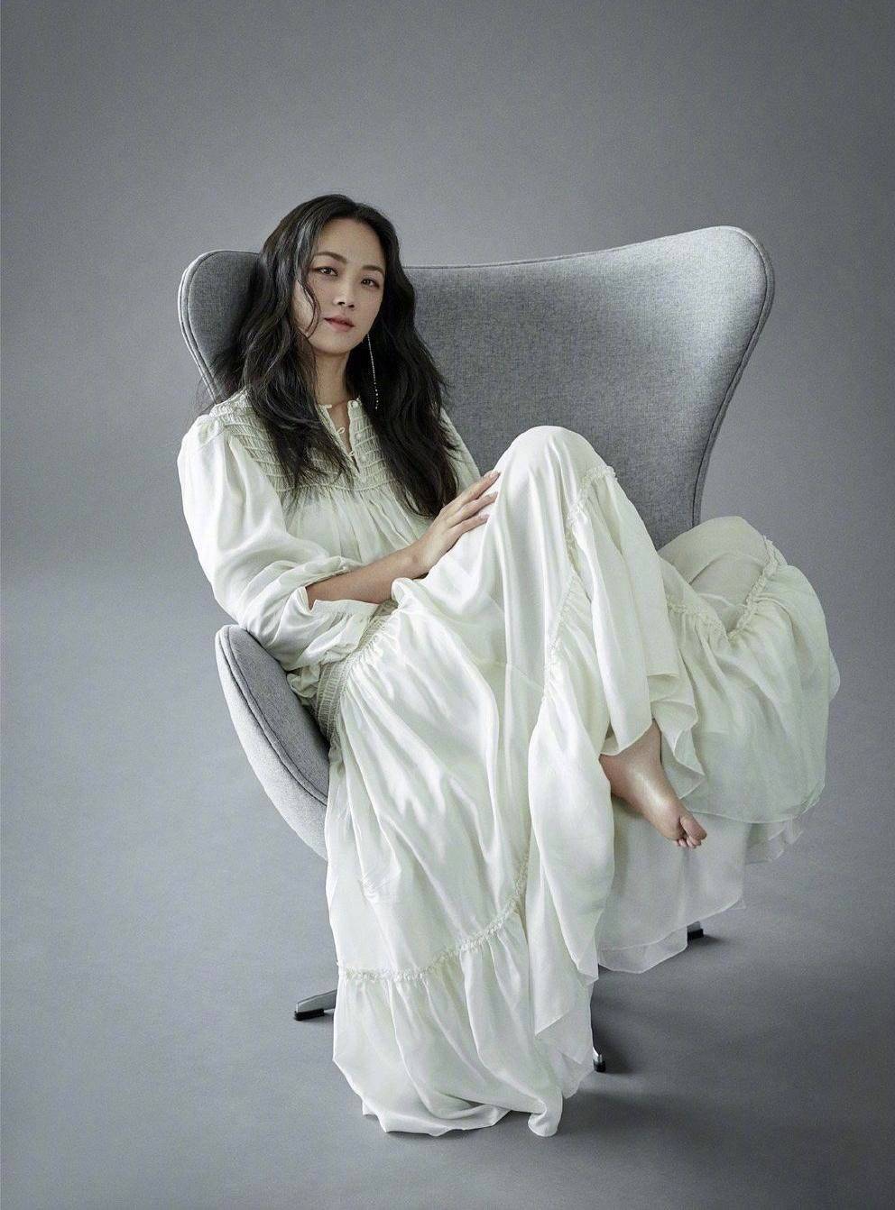 状态85花即将集体面临大危机？汤唯回国首亮相，41岁气质出众宛如少女