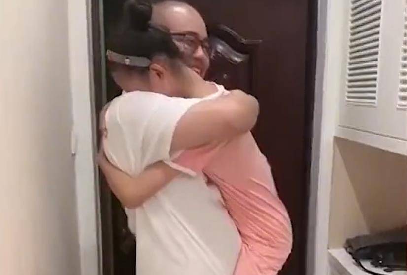 父女|安徽一女儿开门突然看到5个月没回家的爸爸，女儿的反应看哭网友