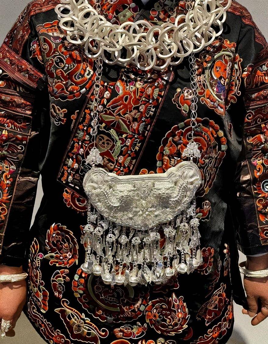 设计 意大利品牌跨界苗族设计，刘雯化身苗寨少女，国潮燃起来不得了